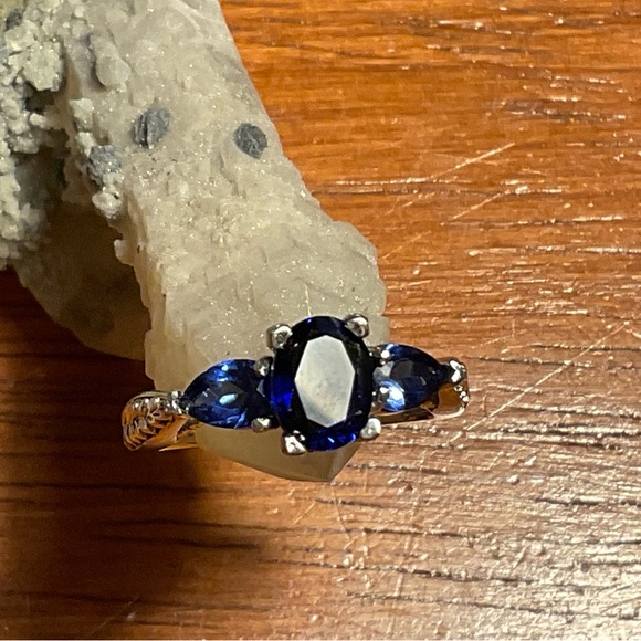 Blue sapphire ring